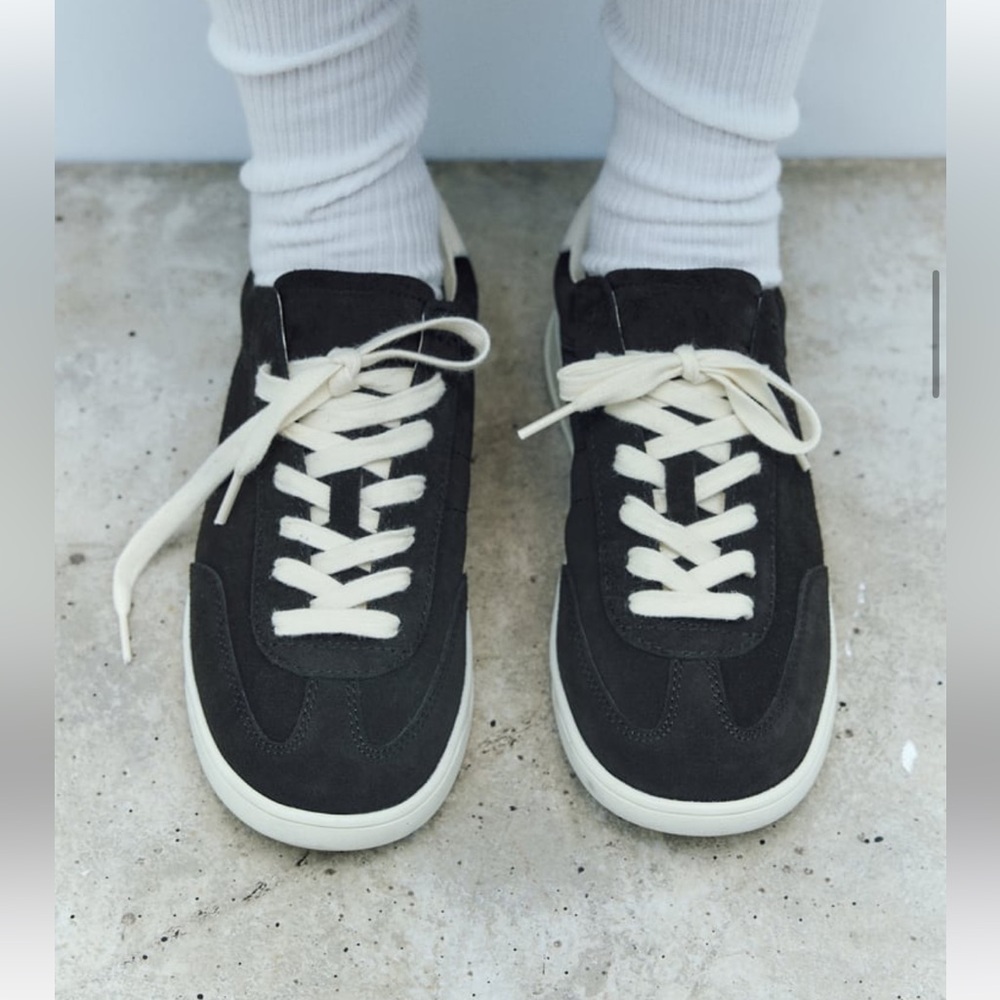 Brand New Leather athletic sneaker.  Contrast back.  Lace-up closure.